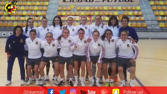 La Selección Femenina de Fútbol Sala posa al término de su entrenamiento en la Ciudad del Fútbol