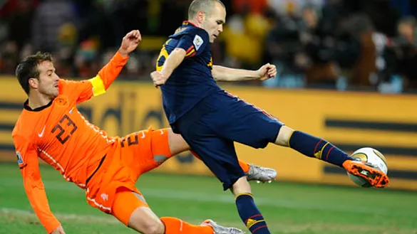 Andrés Iniesta en el gol ante Holanda