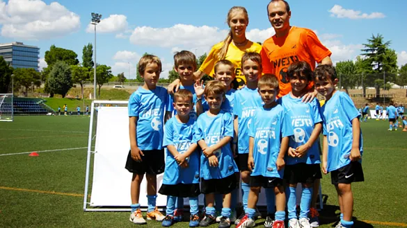 Andrés Iniesta en una visita reciente a su campus 
