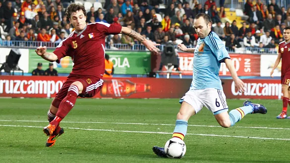 Andrés Iniesta dispara a portería durante el España - Venezuela de 2012