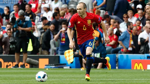 Andrés Iniesta avanza con el balón durante la reciente Eurocopa de Francia