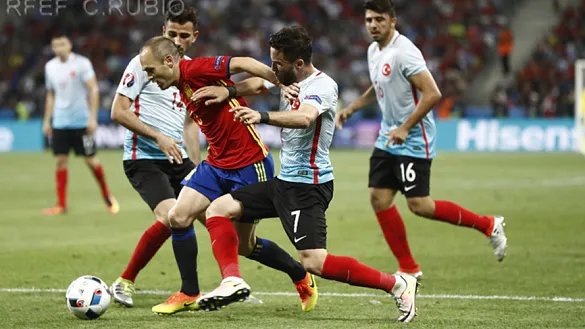 Andrés Iniesta en un lance del partido ante Turquía