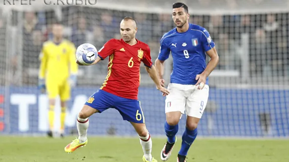Andrés Iniesta en un lance del partido ante Italia