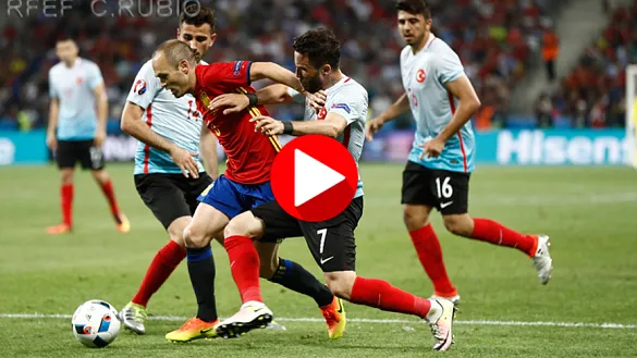 Andrés Iniesta se zafa de tres rivales de Turquía