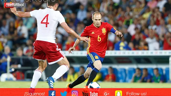 Andrés Iniesta escapa de un rival durante el encuentro ante Georgia disputado en Getafe