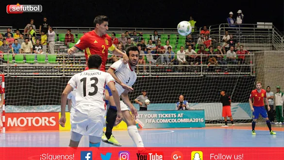 Carlos Ortiz se eleva sobre un rival durante el partido frente a Irán
