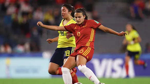 Irene López conduce un balón