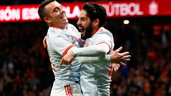 Isco y Iago Aspas celebran un gol ante Argentina