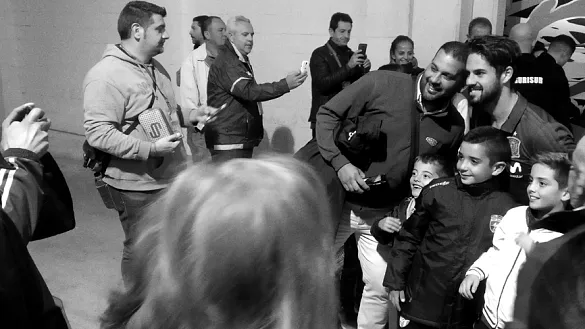 Isco posa con aficionados en La Rosaleda