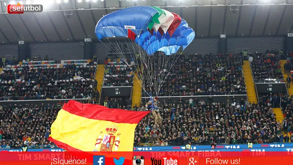 Un paracaidista desciende la bandera española