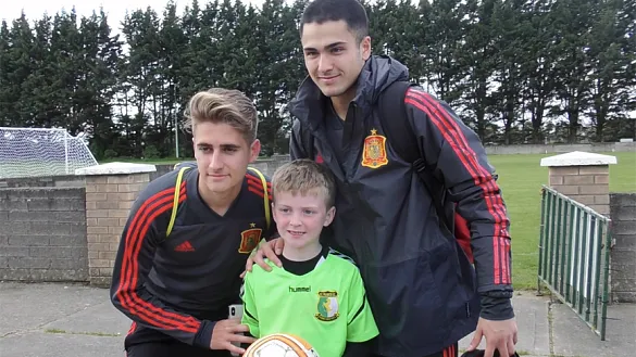 Iván y Robert con un pequeño aficionado