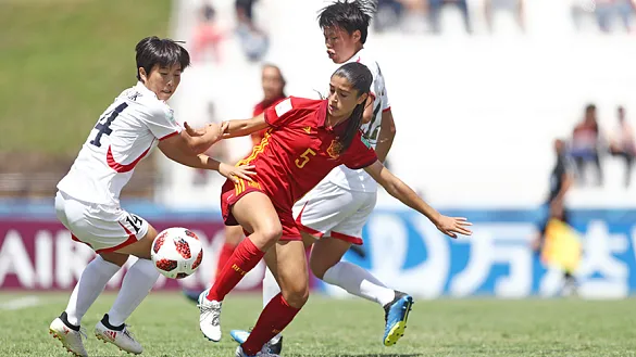 Jana Fernández puja con un balón ante una norcoeana