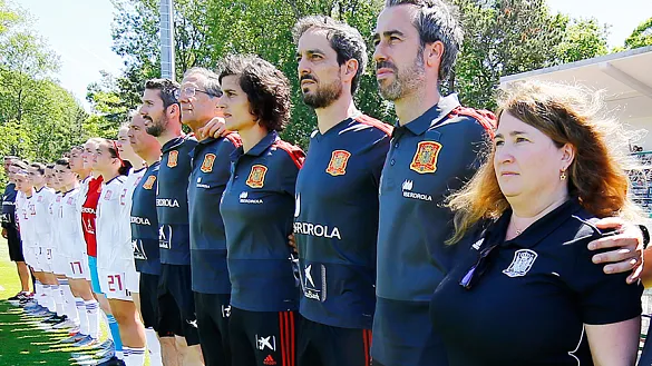 El cuerpo técnico de la Selección española escucha el himno en Le Touquet
