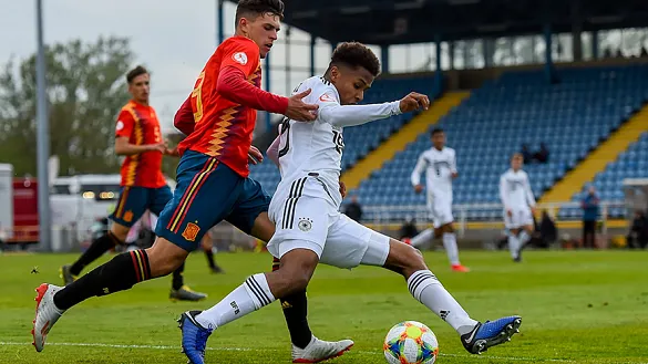 Javi López en una acción del partido