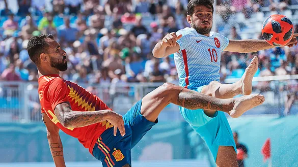 Javi Torres controla un balón ante Turquía