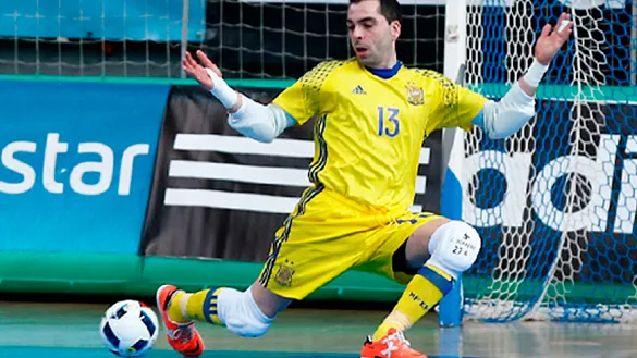 Jesús Herrero despeja un balón durante un partido con la selección española de fútbol sala