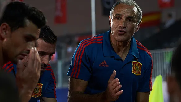 El Seleccionador nacional de fútbol playa, Joaquín Alonso, da instrucciones durante un encuentro