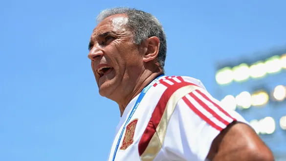 Joaquín Alonso dirigiendo un partido de España