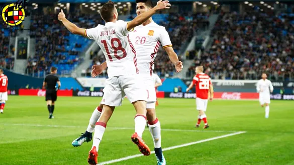 Jordi Alba celebra su gol frente a Rusia con Marco Asensio