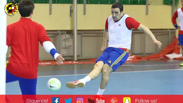 El jugador internacional de Fútbol Sala José Ruiz remata durante un entrenamiento