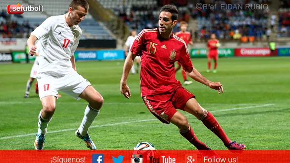 José Rodríguez controlando un balón ante un rival