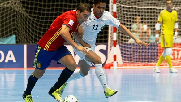 José Ruiz se zafa de un rival en su partido ante Irán