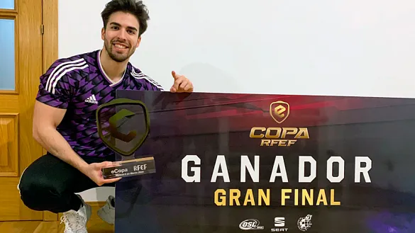 JRA posando con el trofeo de ganador