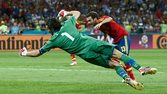 Juan Mata anota ante Bufón