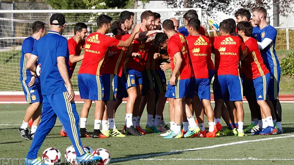 Los internacionales juegan en un entrenamiento