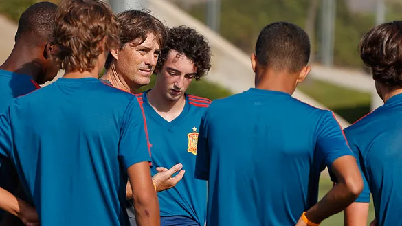 Julen Guerrero dirigiendo el entrenamiento de la Sub-16