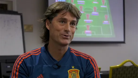 Julen Guerrero explicando el anáisis táctico de la Sub-17