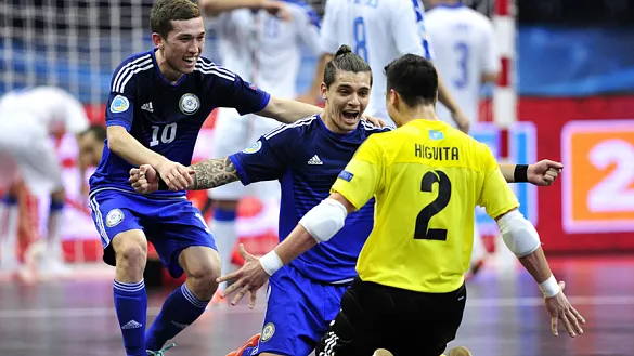 Los kazajos se abrazan tras un gol ante Italia