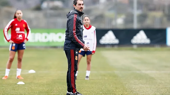 El seleccionador nacional Sub-17 femenino, Kenio Gonzalo, durante un entrenamiento