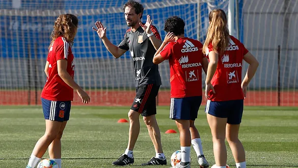 El Seleccionador nacional Sub-16, Kenio Gonzalo, dirige un entrenamiento