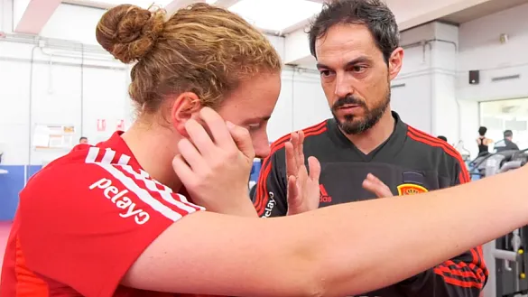 Kenio Gonzalo, preparador físico de la Selección femenina, da instrucciones a la guardameta Marisun Quiñones