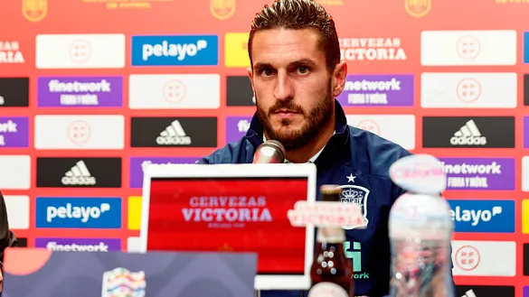 Koke Resurrección durante la rueda de prensa en Praga