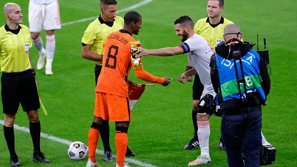 Koke Resurrección ejerciendo de capitán de España durante los prolegómenos del duelo ante Países Bajos