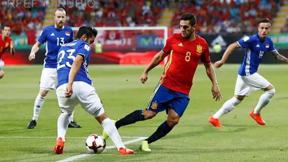 Koke Resurrección intenta jugar el balón durante el España - Liechtenstein disputado en León