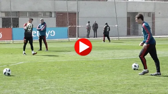 Mikel Oyarzabal se dispone a ejecutar un lanzamiento libre