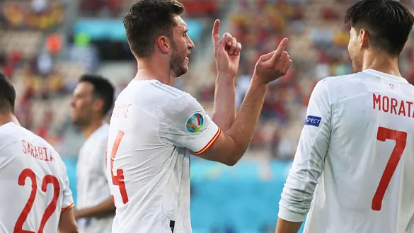 Aymeric Laporte celebra su gol a Eslovaquia en Sevilla