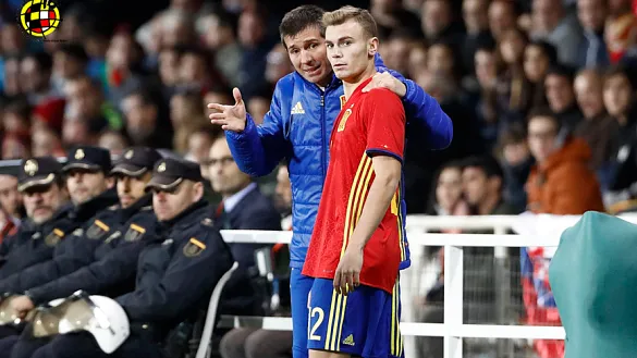 Toni Lato recibe instrucciones del seleccionador Sub-21 Albert Celades