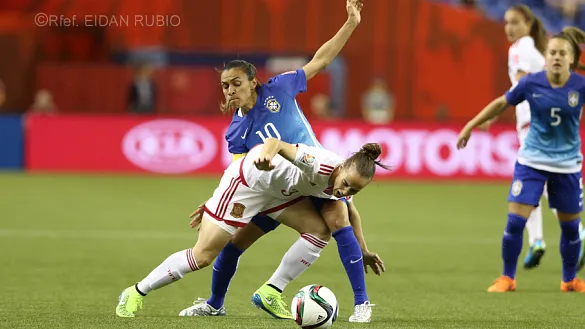 Leira Landa pelea un balón ante Marta