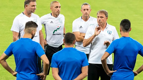 El seleccionador israelí se dirige a sus jugadores