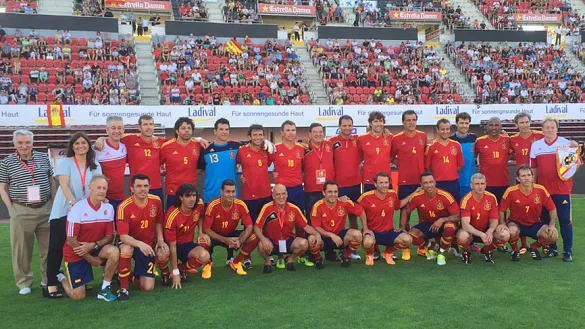 El equipo de leyendas de la Selección Española posa sobre el césped del estadio de Son Moix