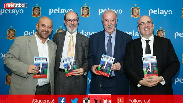 Vicente García, José Boada, Vicente del Bosque y Jordi Nadal posan con un ejemplar de "Ganar y perder"