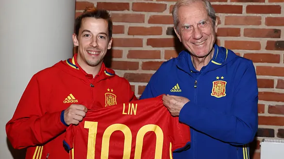 El jede de delegación Laurentzi Gana entrega la camiseta conmemorativa a Ángel Velasco "Lin" 