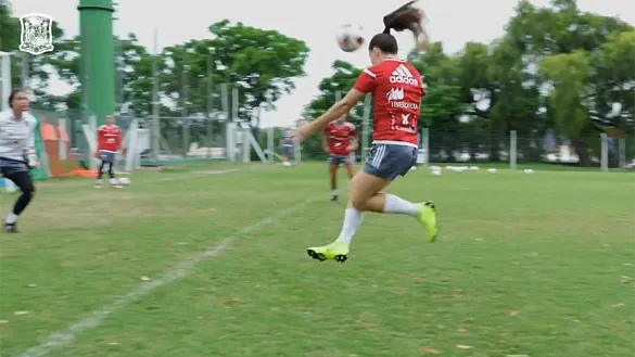 Claudia Pina remata a puerta
