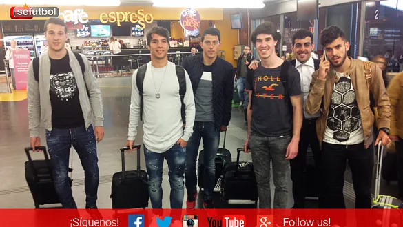 Los jugadores de la Selección Española Sub-21 a su llegada a la estación madrileña de Atocha