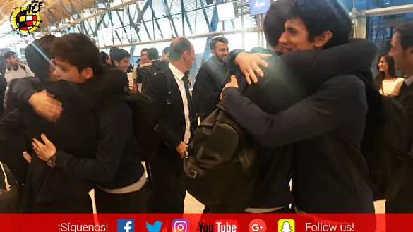 Los jugadores de la Selección Sub-21 se despiden a su llegada a Barajas