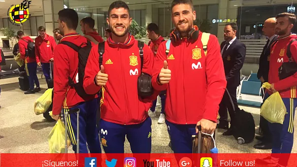 Los jugadores internacionales Unai Núñez y Unai Simón a su llegada al aeropuerto Adolfo Suárez Madrid-Barajas